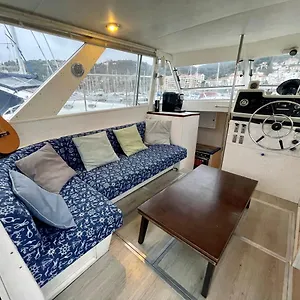 Bateau-hôtel Turtle Boat With Free Parking, Menton